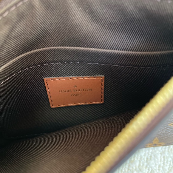 Genuine LOUIS VUITTON NEW monogram wristlet. - Picture 6 of 9